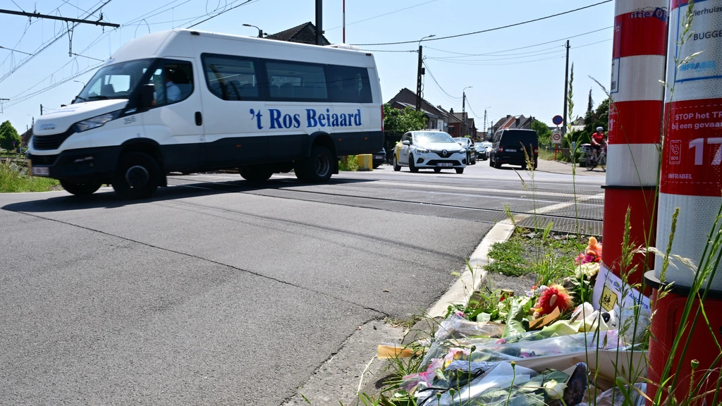 Foto: Na dodelijk ongeluk Buggenhout rijdt weer schoolbus van zelfde bedrijf over gesloten overweg