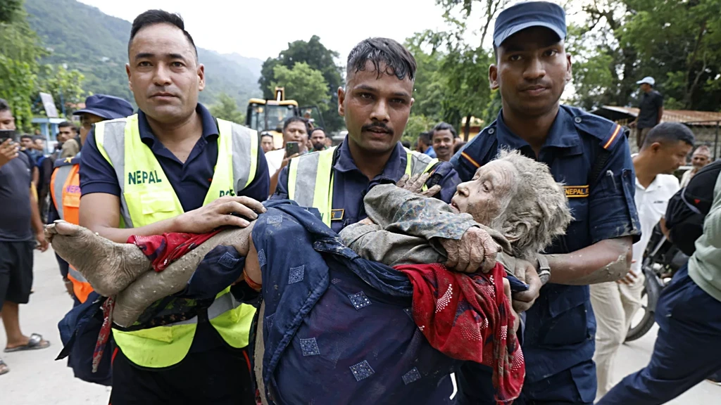 Foto: Grote ravage na stortvloed Nepal, meer dan 150 doden en honderden vermisten 