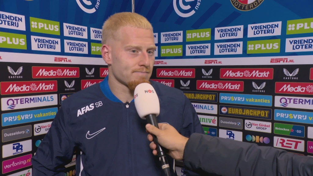 Meerdink na niet gegeven penalty: 'Ik word geraakt, schandalig'