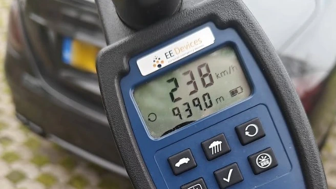 Politie houdt bestuurder aan die 240 km/h reed op snelweg A2
