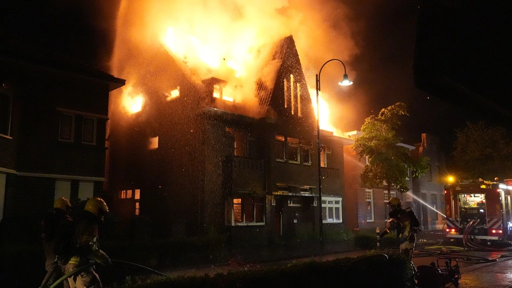 Foto: Grote brand in huis Rijen, pand deels ingestort