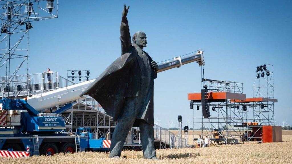 Lenin van 9 meter hoog verhuist naar ander Gronings dorp: 'Niemand kan eromheen'