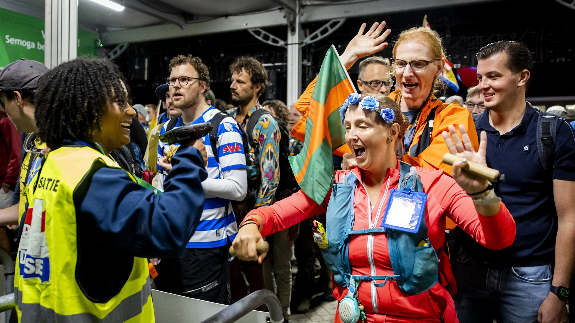 Lopers onderweg op 'blauwe dinsdag' van de Nijmeegse Vierdaagse