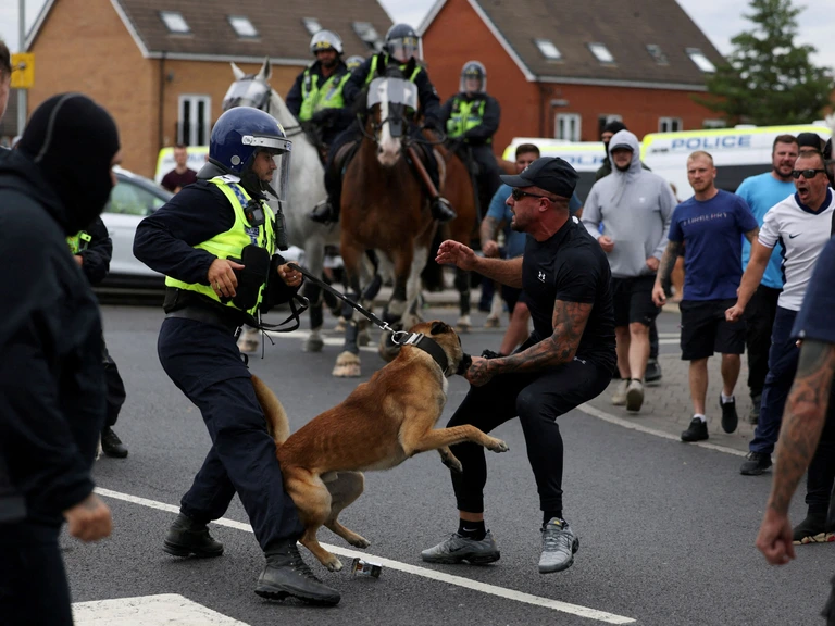 Nl Rellen Rellen bij moskee in Britse stad Southport na wake voor slachtoffers ...