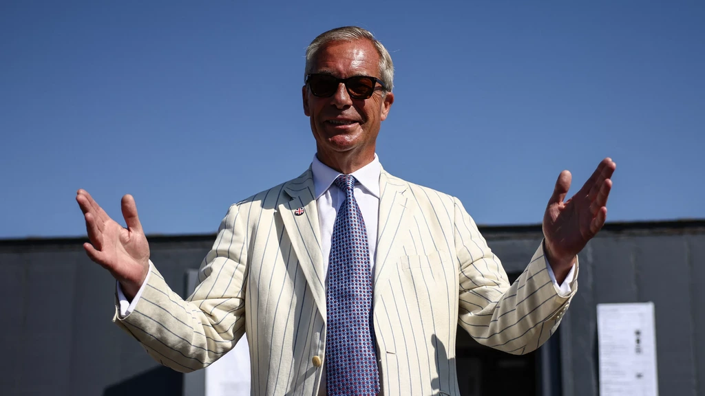 Foto: Britse politicus Farage verslaat prullenbak en wint tussentijdse verkiezingen