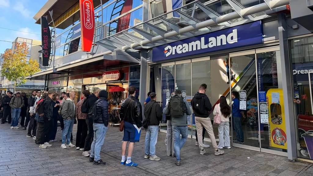 Foto: Dertig jaar Pokémon: liefhebbers staan uren in de rij voor speciale kaarten