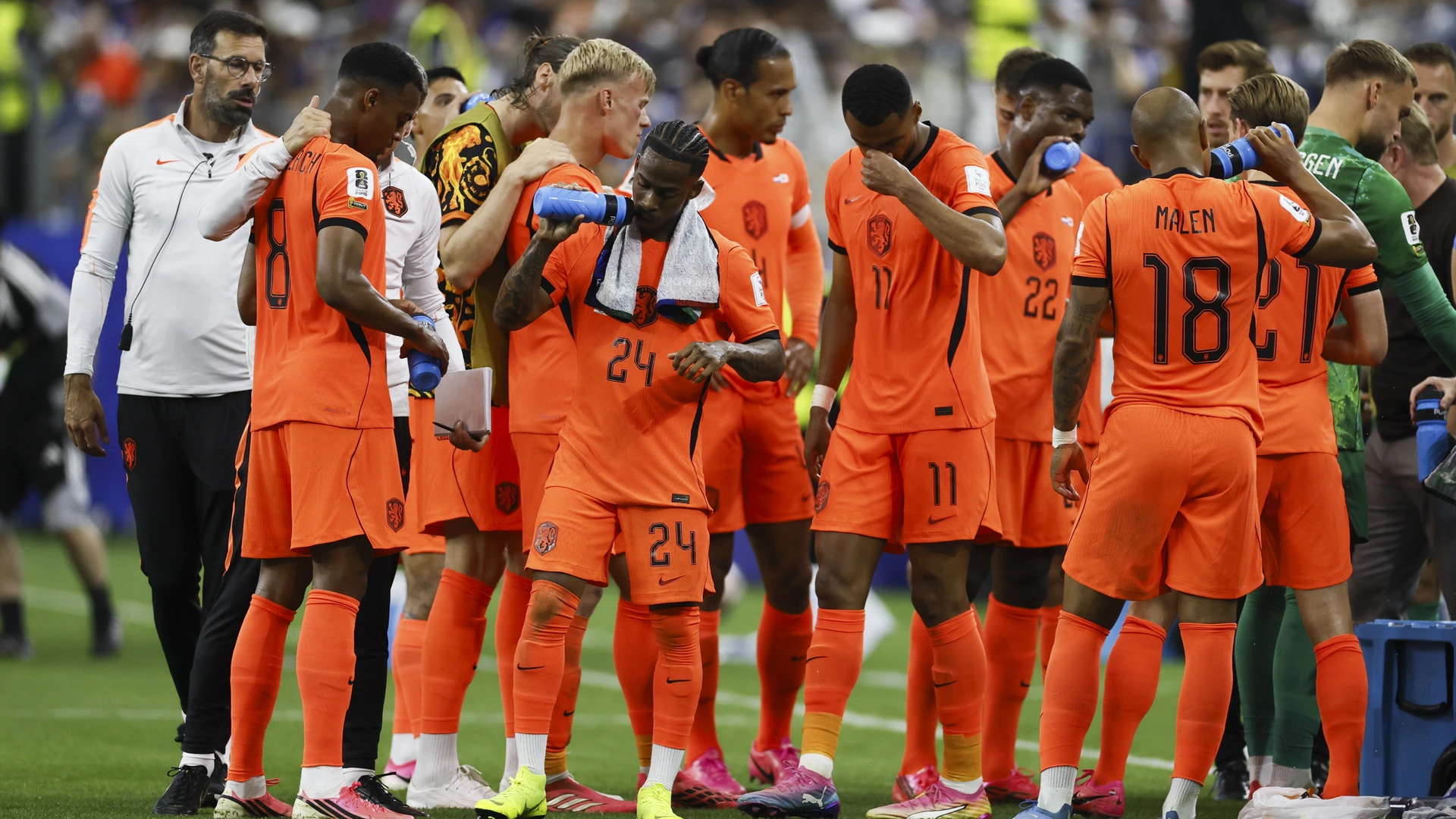 Drinkpauze ondanks 20 graden en regen: boegeroep bij fans, maar teams profiteren ook