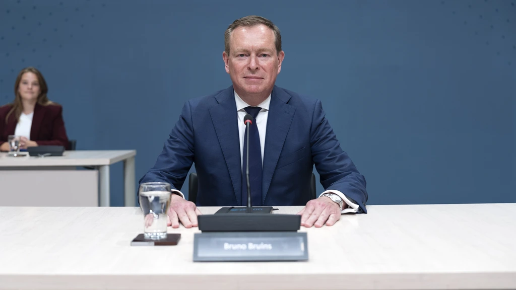 coronacommissievandaag, 08:00Volgende week oud-Kamervoorzitter Arib en Van Dissel (RIVM) • Bruins: inperken carnaval lag niet op tafelNegen weken lang verhoren Kamerleden bijna vijftig kopstukken van het coronabeleid. In dit liveblog lees je het laatste nieuws. coronacommissievandaag, 08:00Volgende week oud-Kamervoorzitter Arib en Van Dissel (RIVM) • Bruins: inperken carnaval lag niet op tafelNegen weken lang verhoren Kamerleden bijna vijftig kopstukken van het coronabeleid. In dit liveblog lees je het laatste nieuws.