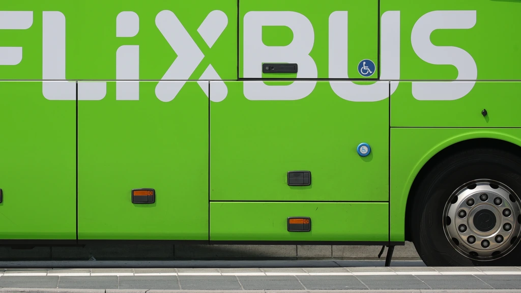 Foto: Belgische politie vindt na tip chauffeur vuurwapens op toilet in Flixbus 