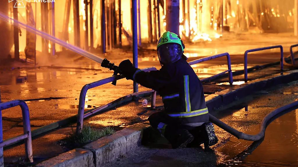 Foto: Brand in Kyiv na Russische aanvallen, Moskou meldt honderden Oekraïense drones