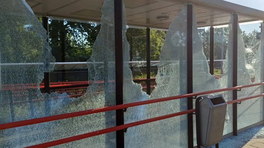 Foto: Twee stations in Hengelo vernield: glasschade en informatieborden beschoten