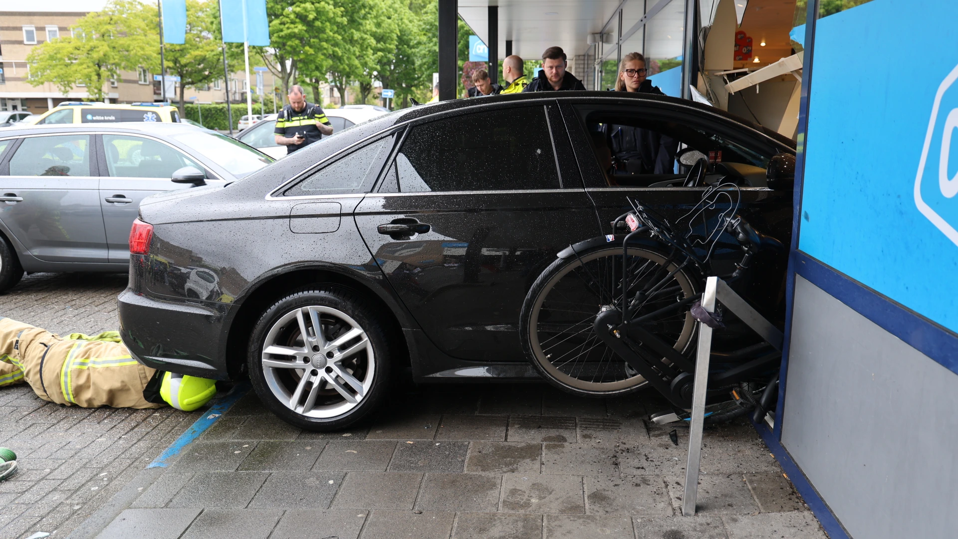 Auto rijdt supermarkt binnen in Wateringen, flinke schade 