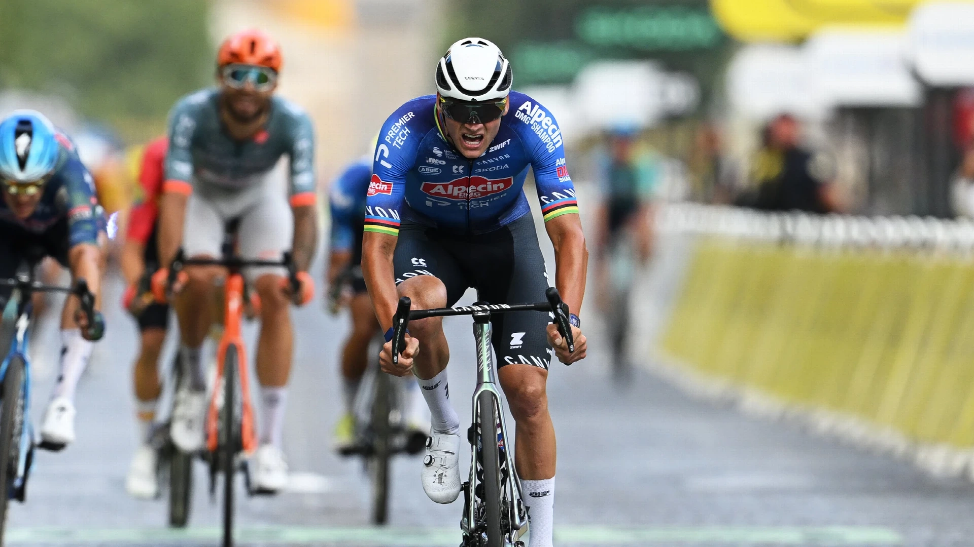 Van der Poel wint zinderende slotetappe, vijfde eindzege voor Pogacar in Tour de France