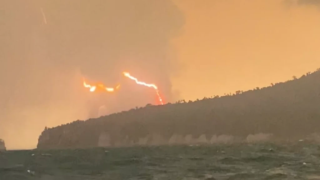 Foto: Luchthaven van Jakarta weer open na uitbarsting vulkaan Anak Krakatau