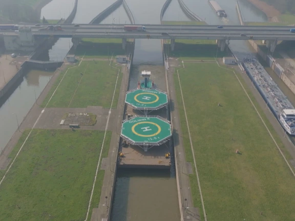 Transport van twee helikopterplatformen over het water