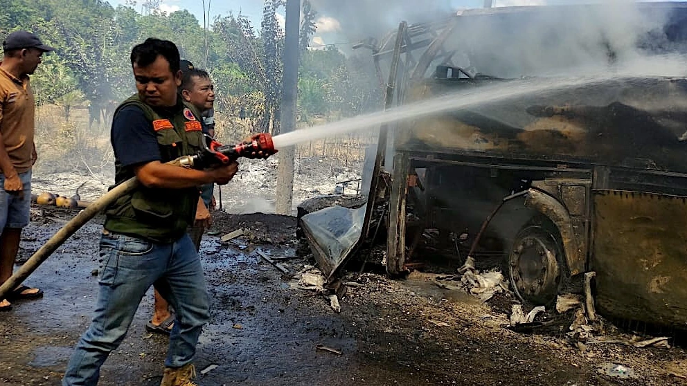 Foto: Zeker 16 doden bij botsing tussen bus en tankwagen in Indonesië