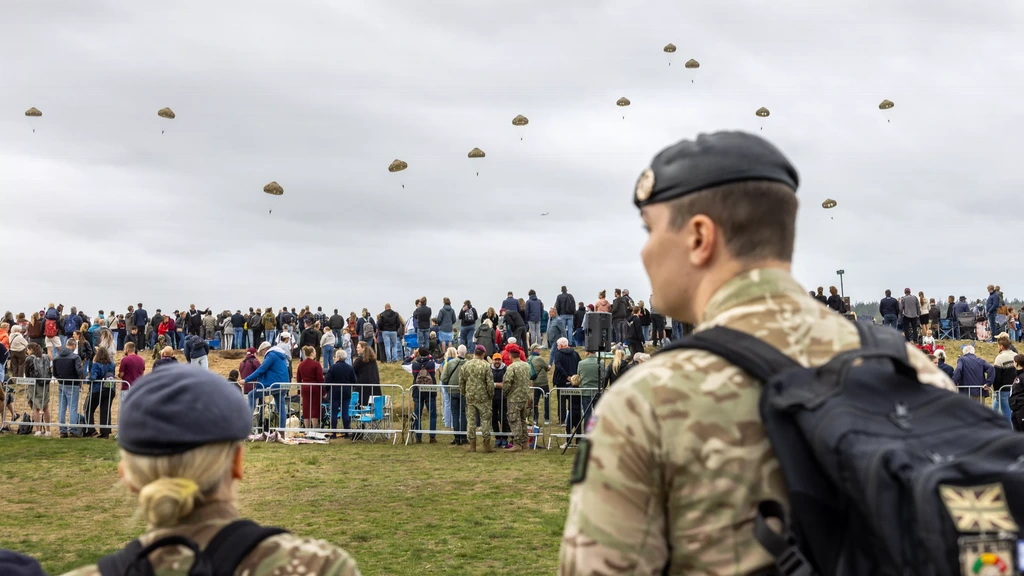 Foto: Bevrijdingsoperatie Market Garden herdacht met parachutisten op Ginkelse Heide