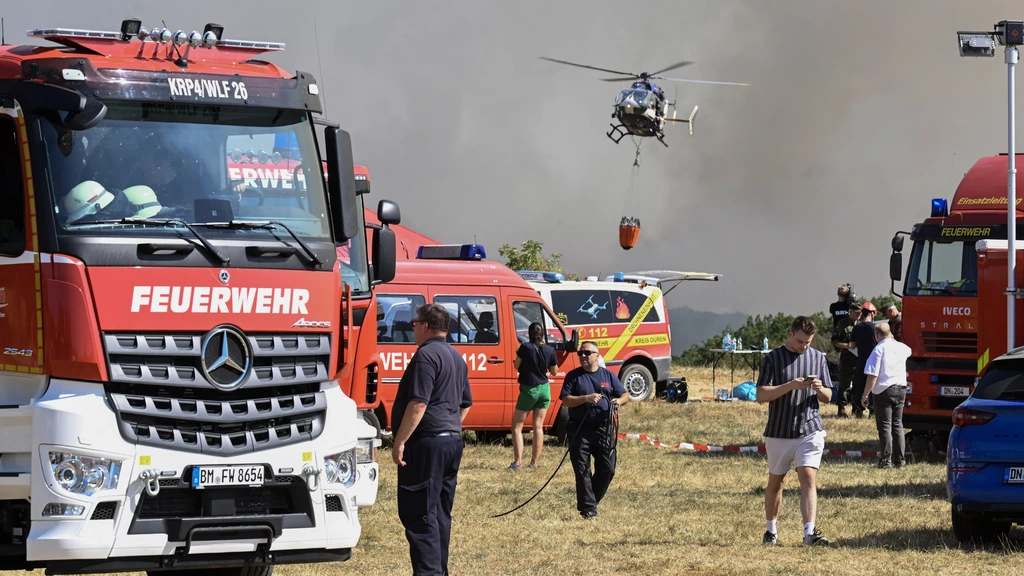Grote natuurbrand nadert geëvacueerd dorp Gey in Duitsland