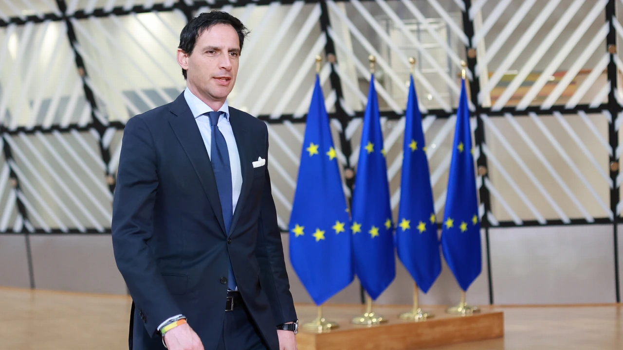 17/7 in Nieuwsuur: Hoekstra's uitstootplannen • Politieoptreden tegen Molukkers • Nolans nieuwe blockbuster