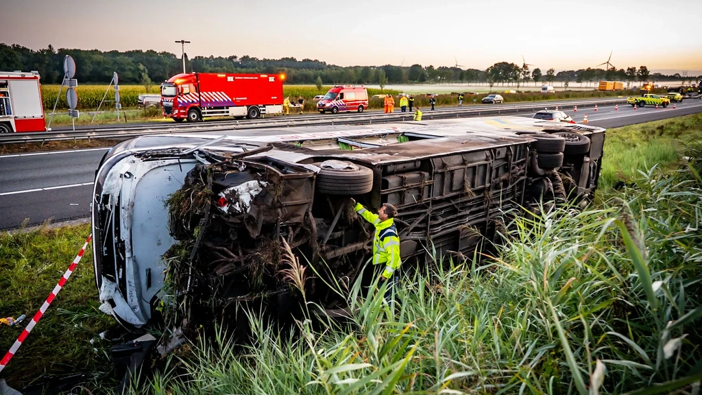 Foto: Gewonden bij zwaar ongeluk met touringcar en bestelbus, A28 bij Wezep dicht