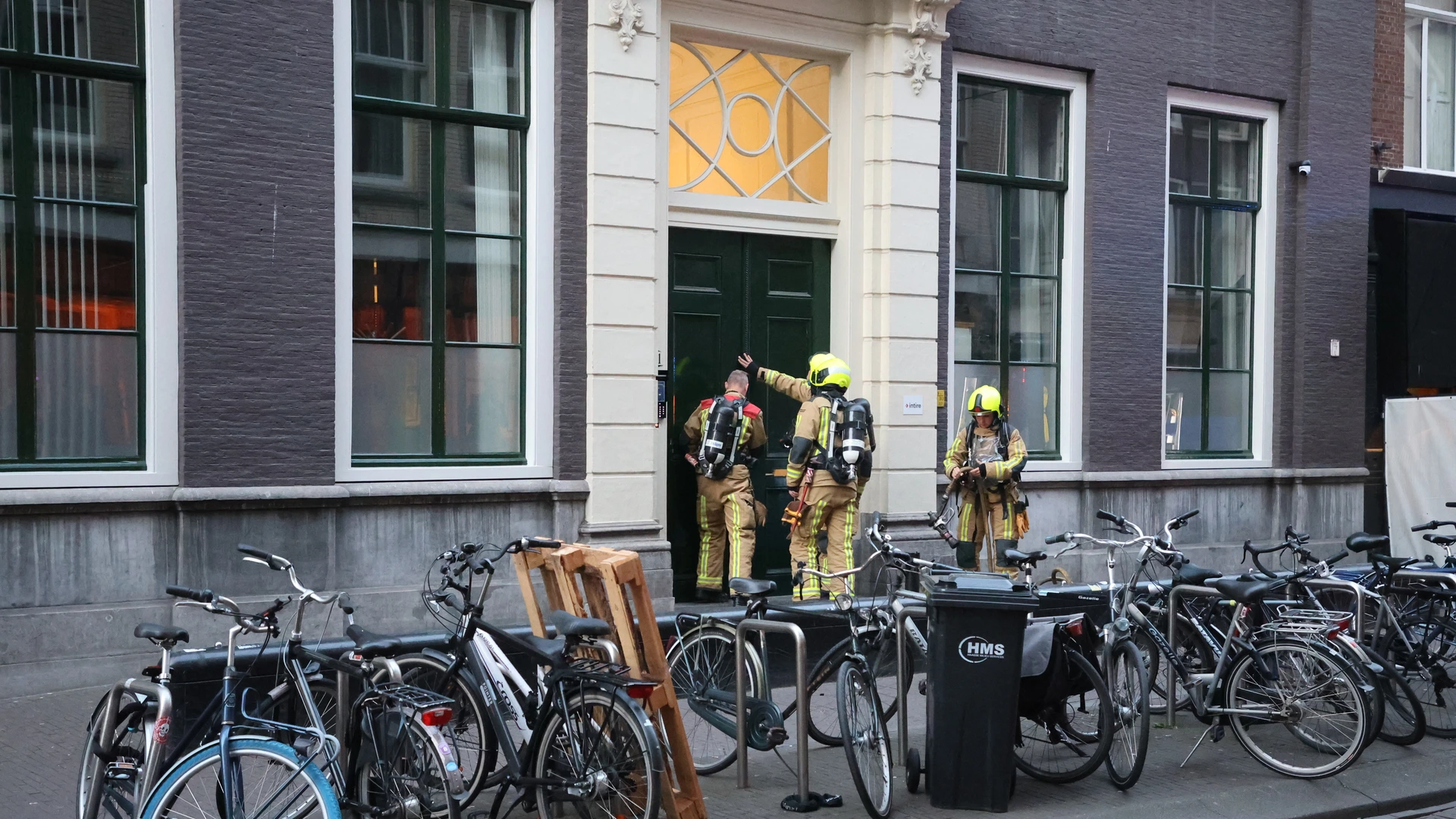 Vuurwerkbom door brievenbus D66-kantoor in Den Haag, verdachte aangehouden