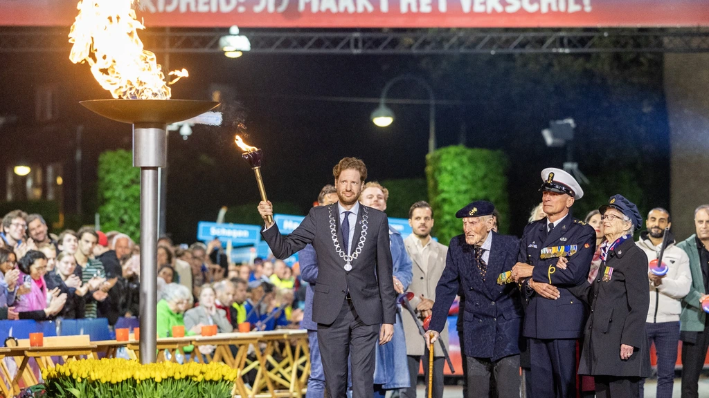 Bevrijdingsvuur in Wageningen ontstoken: ‘Offers voor bevrijding nooit vergeten’