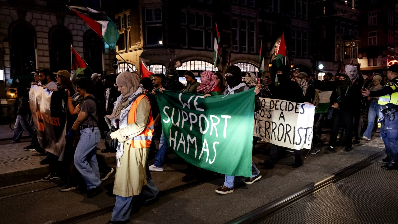 Actievoerders lopen door Amsterdam, gisteravond
