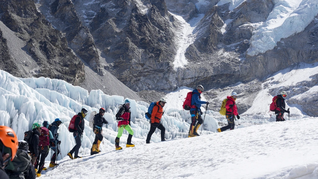 Foto: Recordaantal mensen beklimmen Mount Everest vanaf Nepal op zelfde dag