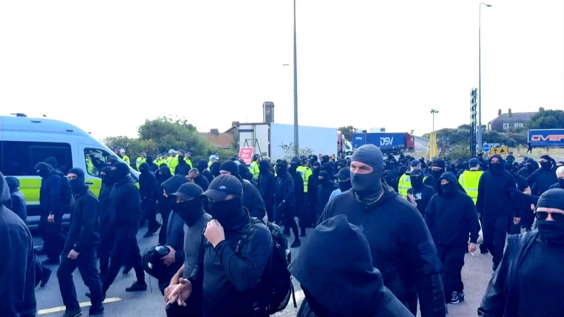 Gemaskerde groep blokkeert enige tijd haven Dover met anti-immigratieprotest