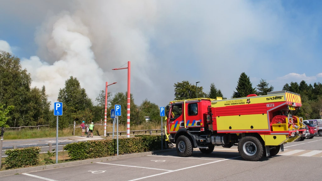 Grote turfbrand in Belgische Hoge Venen moeilijk te blussen, rook tot in Limburg