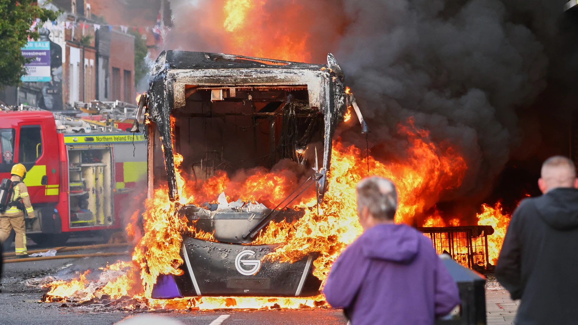 Onrust en rellen in Belfast na mesaanval, brand op verschillende plekken in de stad