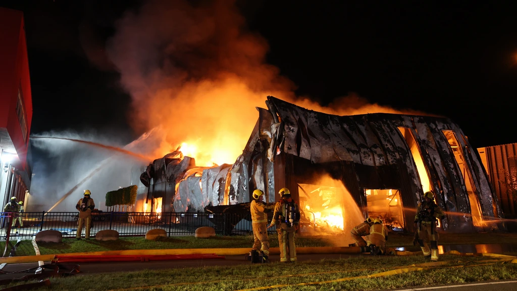 Foto: Grote brand in bedrijfspand in Den Hoorn onder controle, deel van gebouw verwoest