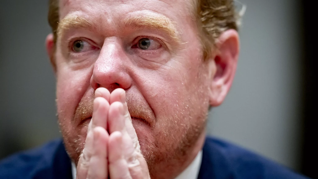 Foto: Van Weel nog dieper door het stof: 'Heb Tweede Kamer op verkeerde been gezet'