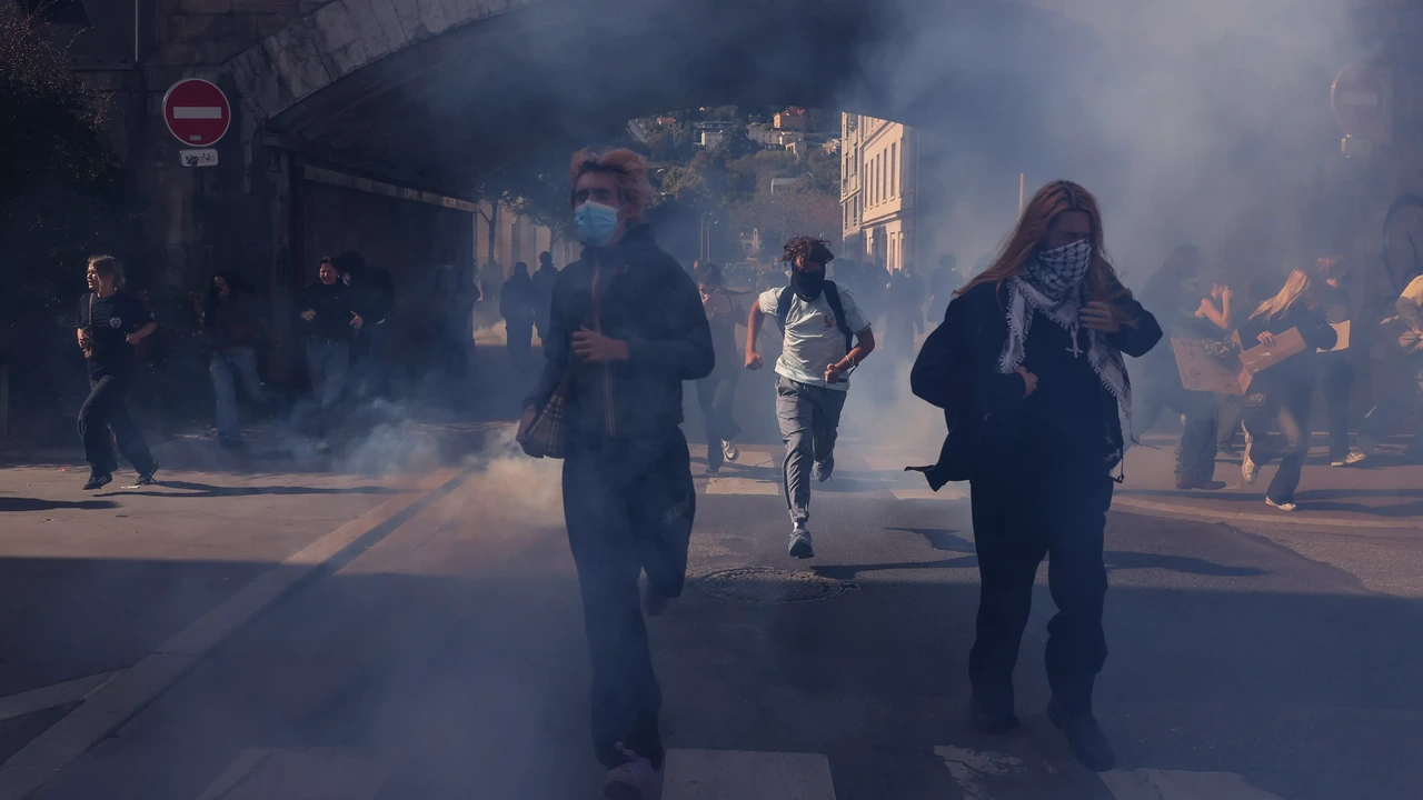 School annuleert reis naar Frankrijk vanwege geweld rond scholierenprotesten School annuleert reis naar Frankrijk vanwege geweld rond scholierenprotesten