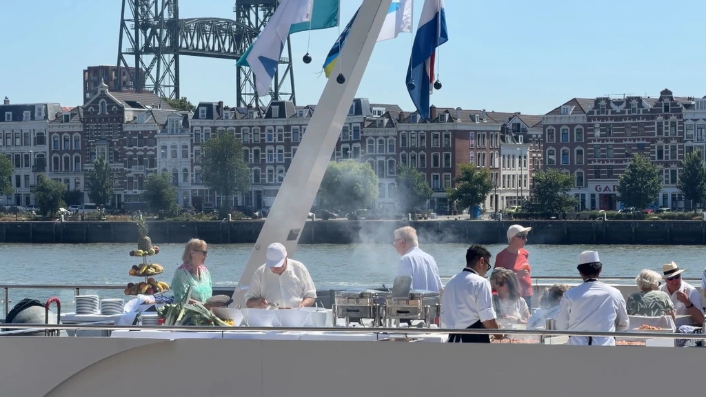 Foto: Duitse riviercruises belanden door laagwater in Rotterdam, 'hier heb je geen bergen'