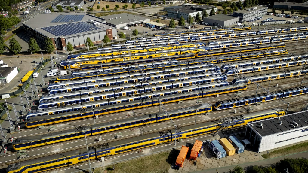 NS voert lijnnummers in voor treinverkeer en vraagt om ontwerp voor lijnenkaart NS voert lijnnummers in voor treinverkeer en vraagt om ontwerp voor lijnenkaart