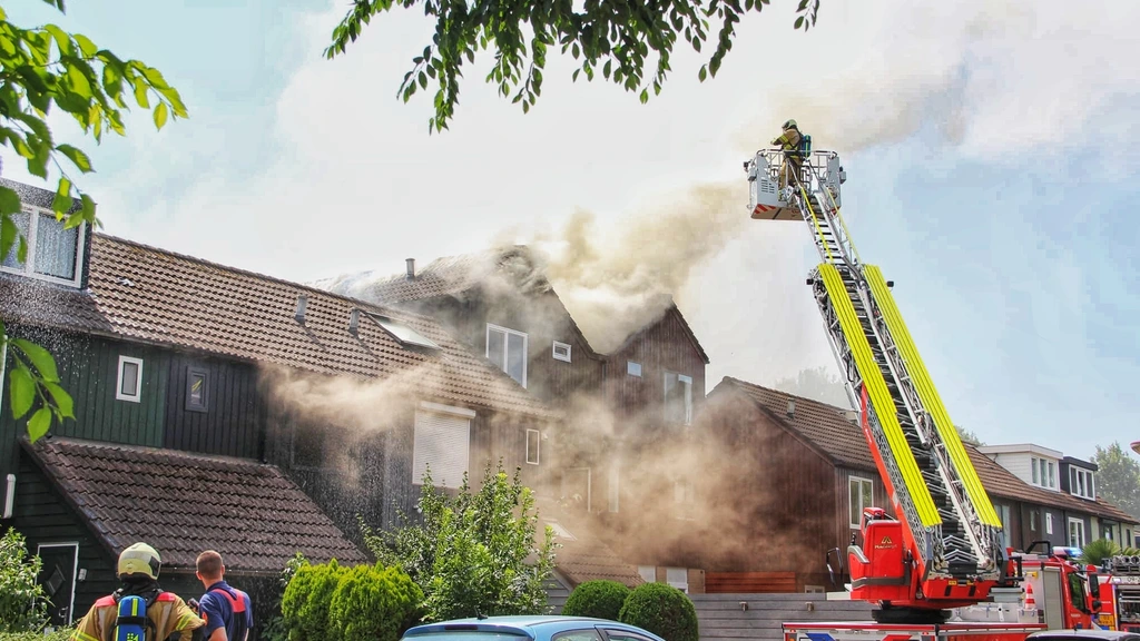 Meerdere huizen met houtskelet in brand in Nieuwegein