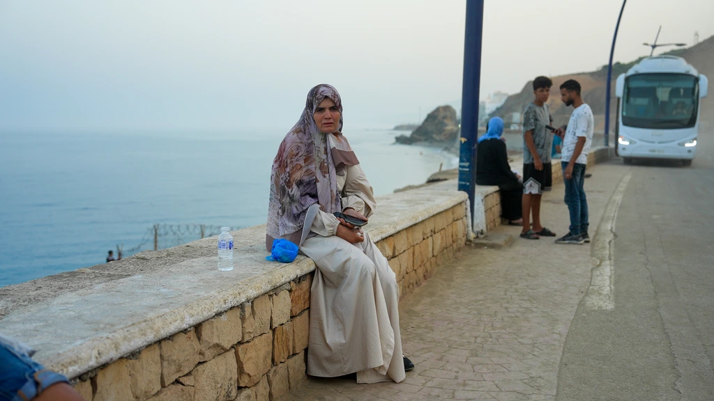 Wanhopige Marokkanen wachten bij Ceuta op familieleden: 'Hij had hier niet moeten zijn'