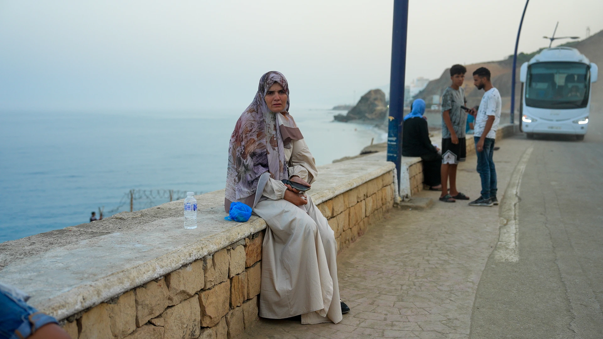 Wanhopige Marokkanen wachten bij Ceuta op familieleden: 'Hij had hier niet moeten zijn'