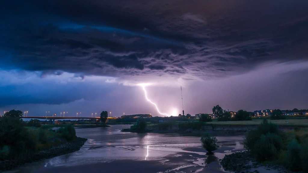 Onweer was van enorme omvang, meer dan 300.000 ontladingen
