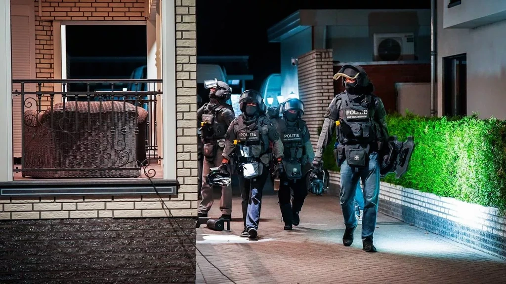 Grote politieactie op woonwagenkamp in Waalre