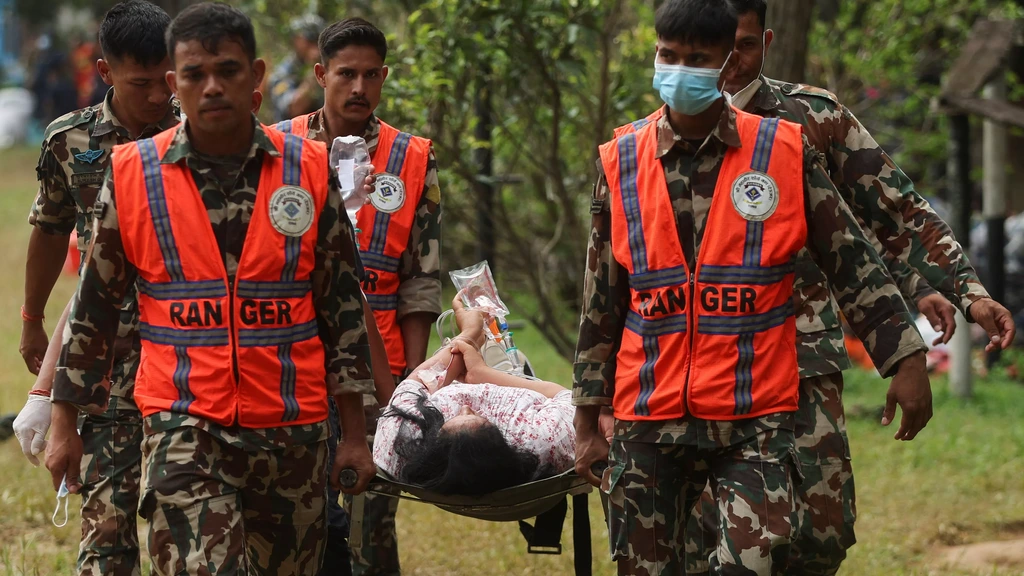 Foto: Dodental overstromingen Nepal 900, zoektocht naar overlevenden in tunnels