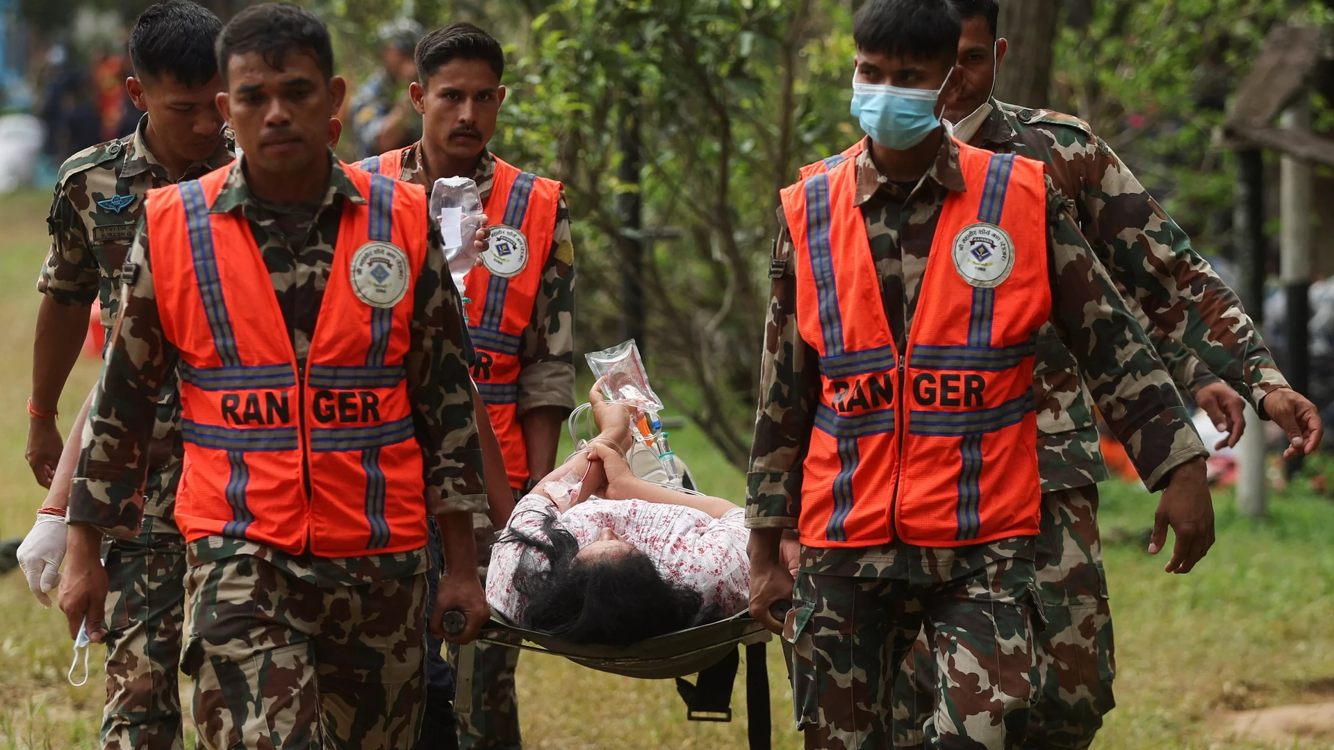 Dodental overstromingen Nepal boven 900, zoektocht naar overlevenden in tunnels