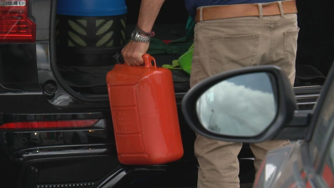 Zeeuwen nemen jerrycans vol benzine mee uit België, brandweer niet blij