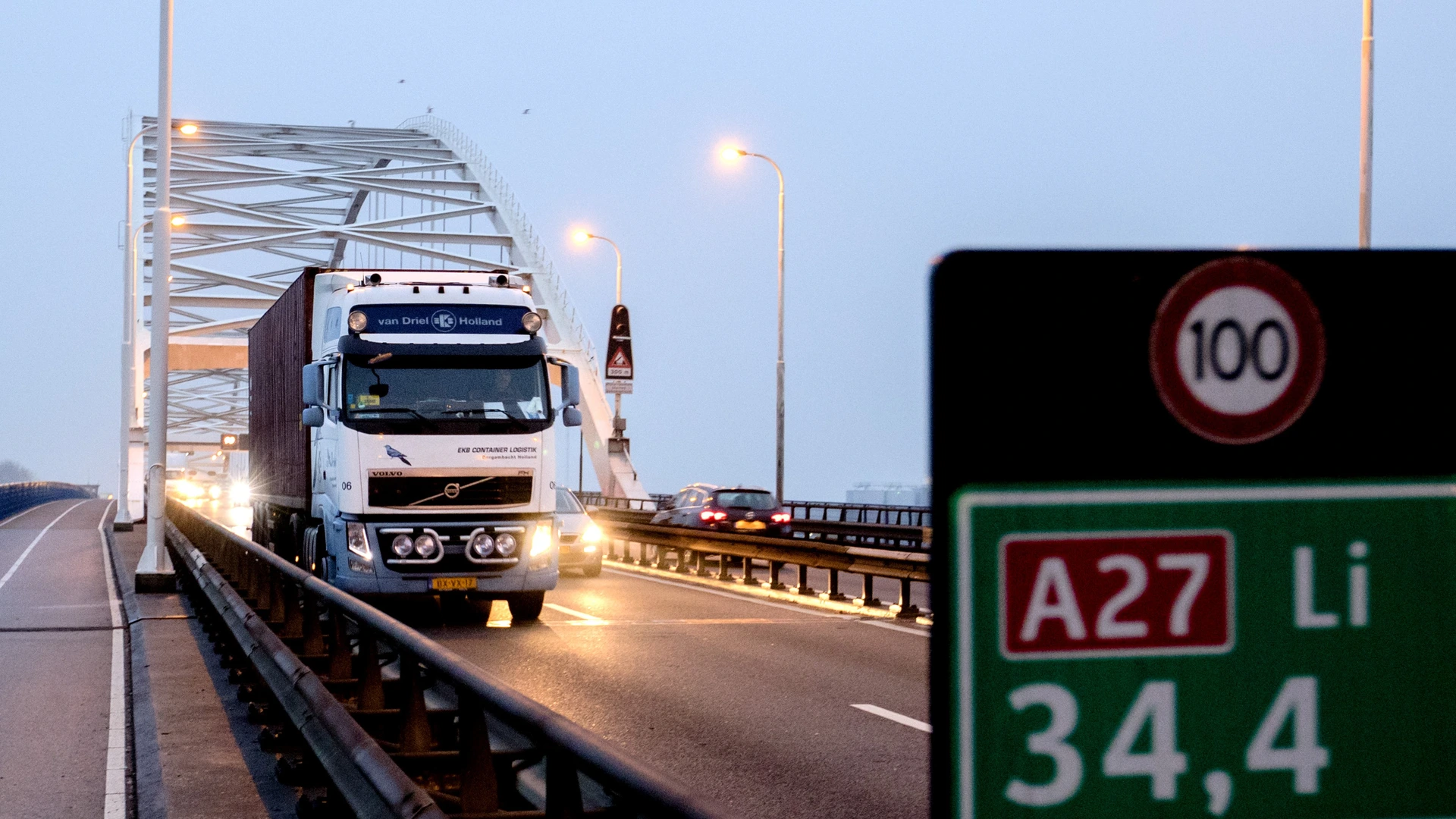 Merwedebrug voor onbepaalde tijd dicht voor vrachtverkeer vanwege verzwakt staal