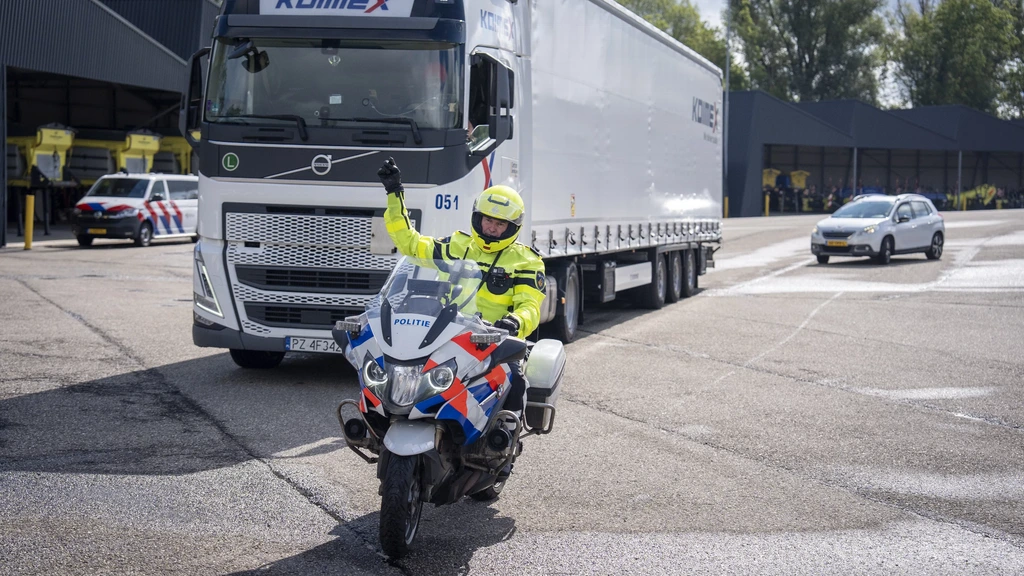 Ruim 200 boetes voor vrachtwagens in handhavingsweek bij Merwedebrug Ruim 200 boetes voor vrachtwagens in handhavingsweek bij Merwedebrug