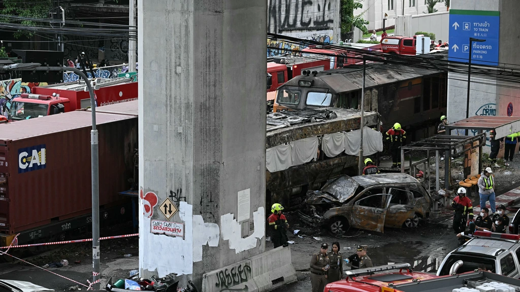 Foto: Trein botst op bus Bangkok, acht doden