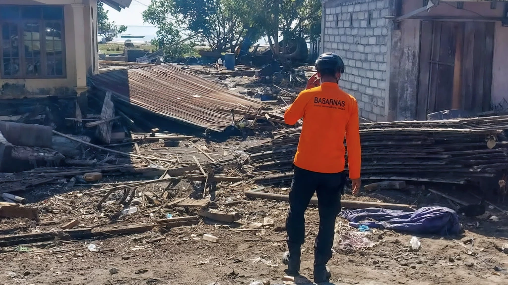 Foto: Dodental na aardbeving Indonesië loopt op, reddingswerkers zoeken naar overlevenden