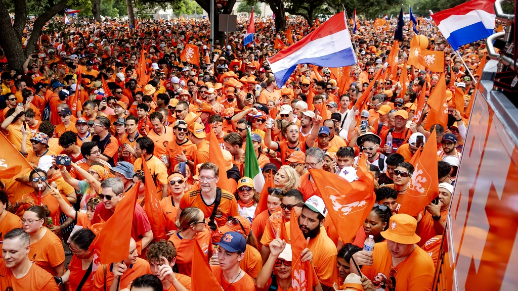 Foto: Houston, we have a fanwalk: duizenden lopen mars voor Nederland-Zweden