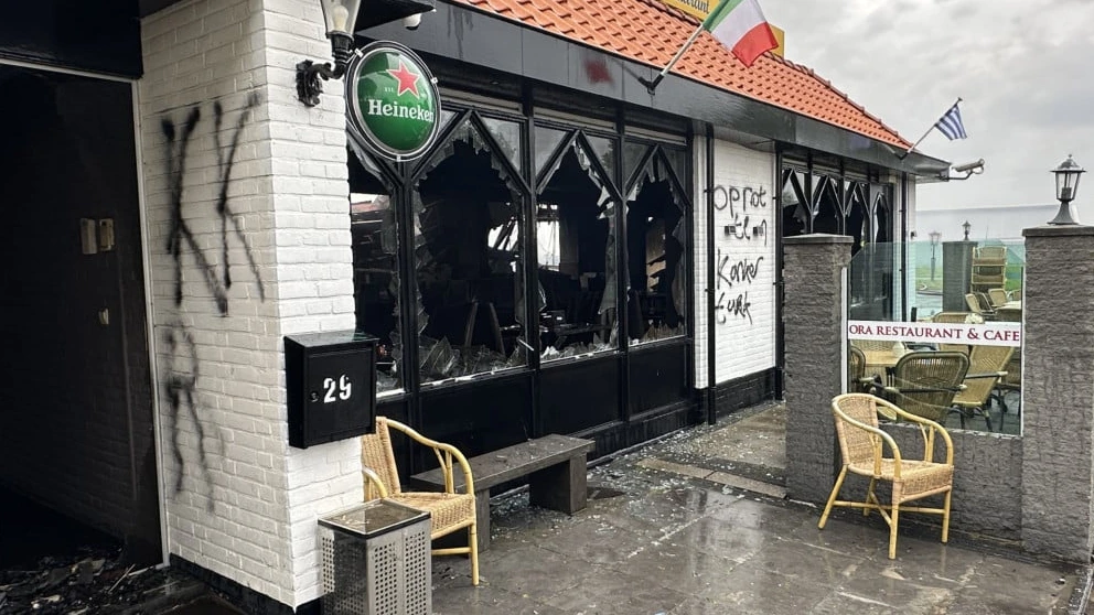 Foto: Eigenaren restaurant Wijdenes aangeslagen door leuzen op muur: 'Puur racisme'
